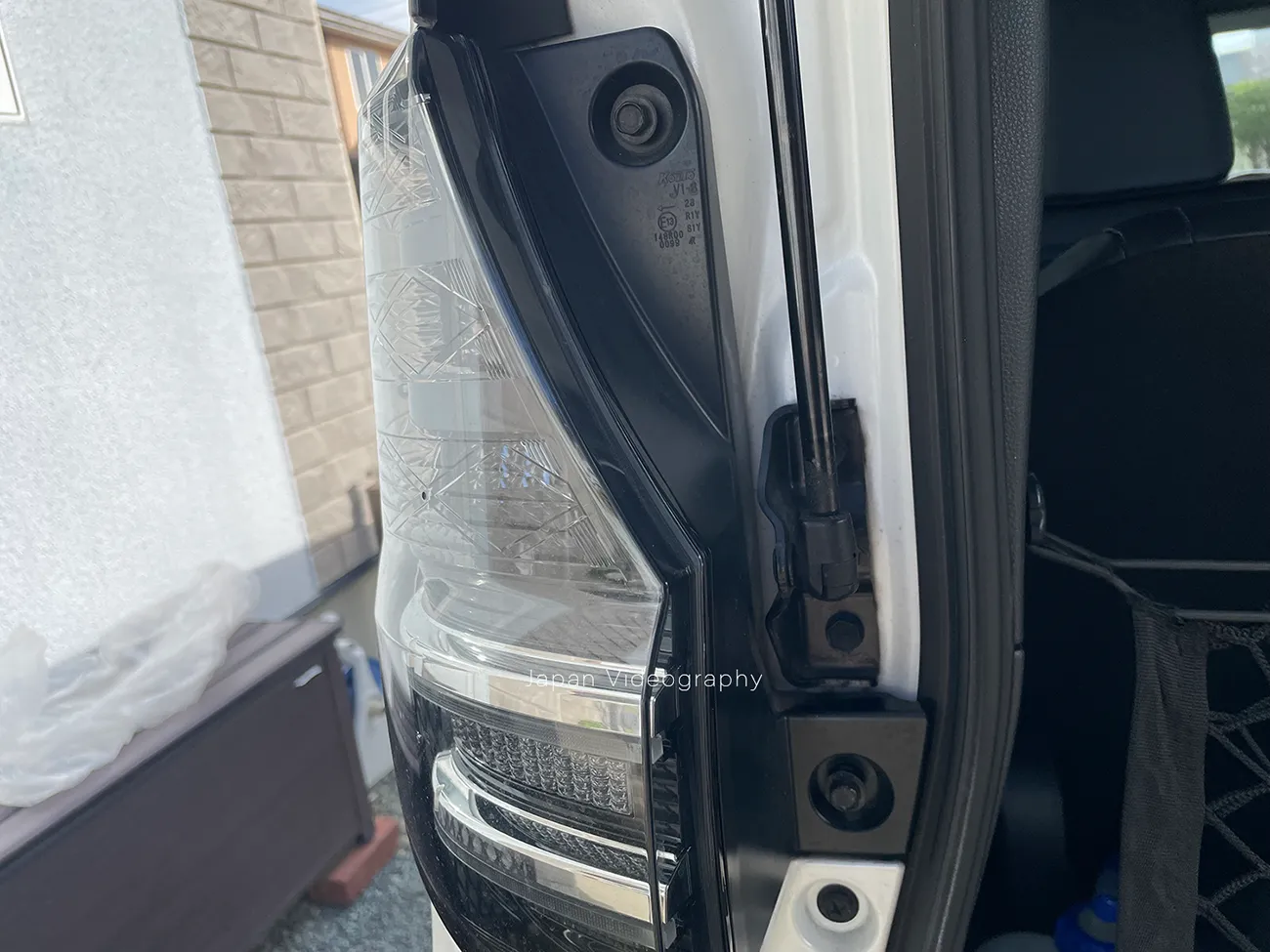 90系ヴォクシー テールランプユニットのボルトを締める