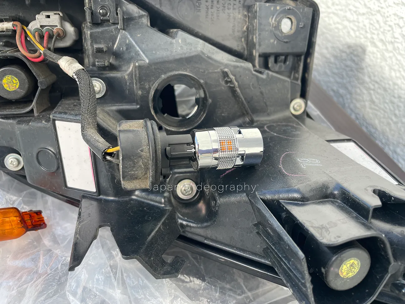 90系ヴォクシー テールランプのウィンカーバルブを交換する