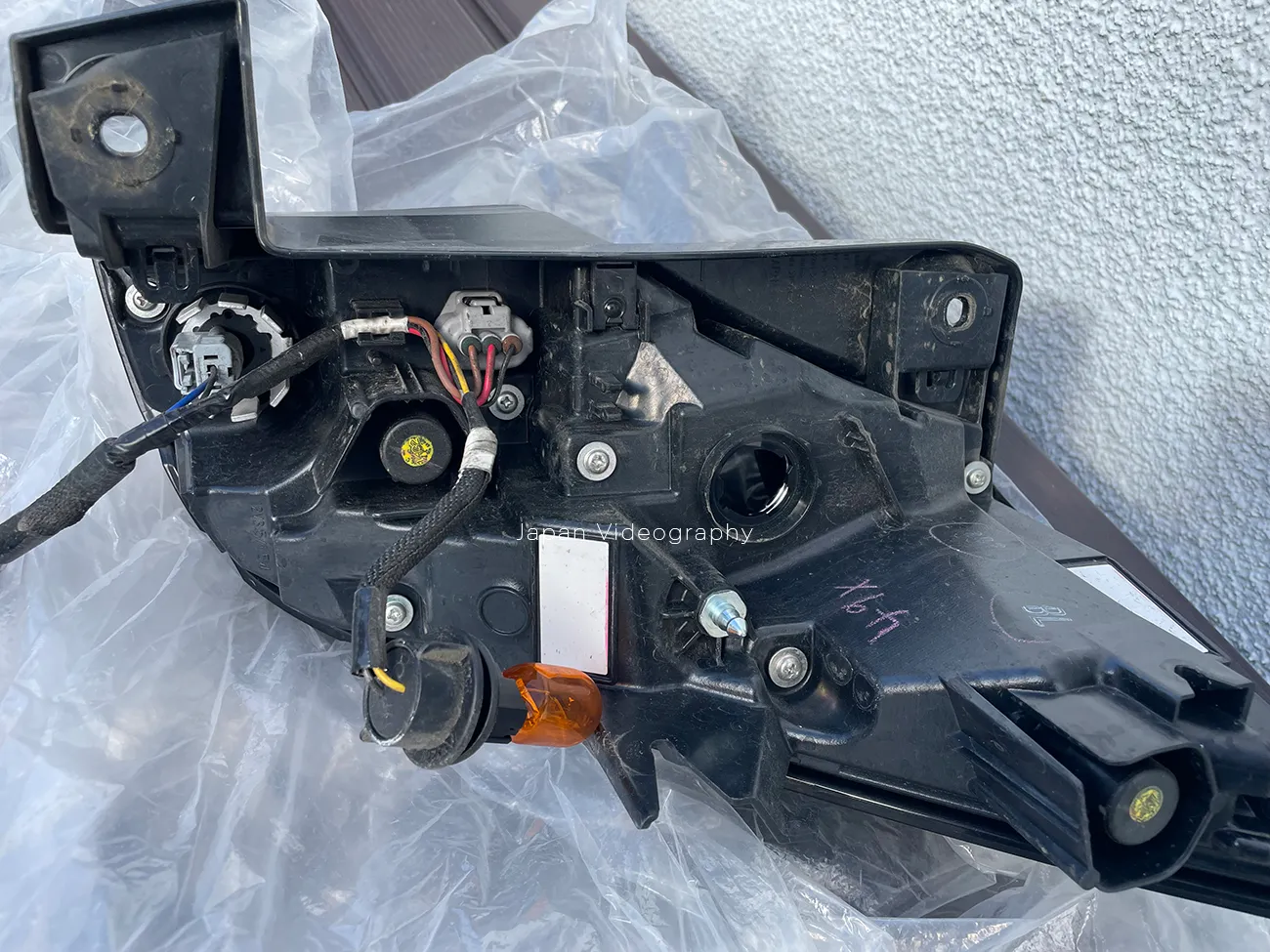 90系ヴォクシー テールランプの純正ウィンカーバルブを外す