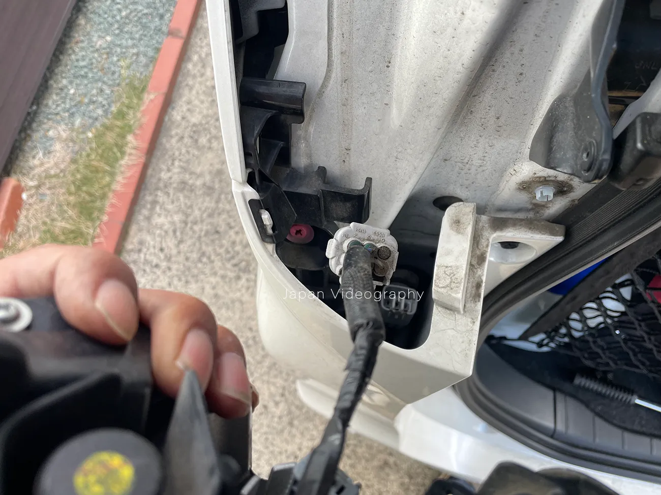 90系ヴォクシーの外側テールランプのコネクターを抜く