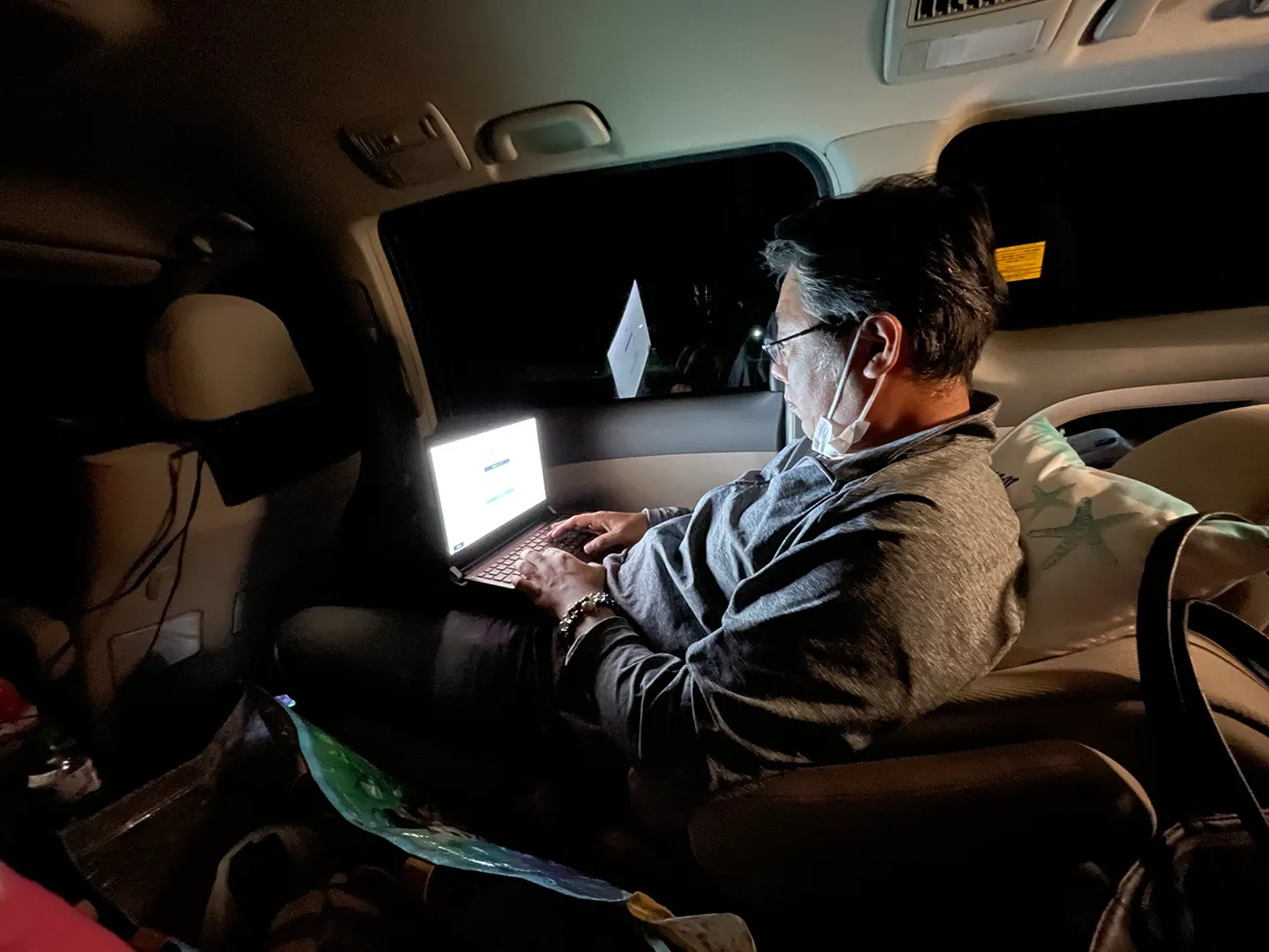 車の中で仕事中