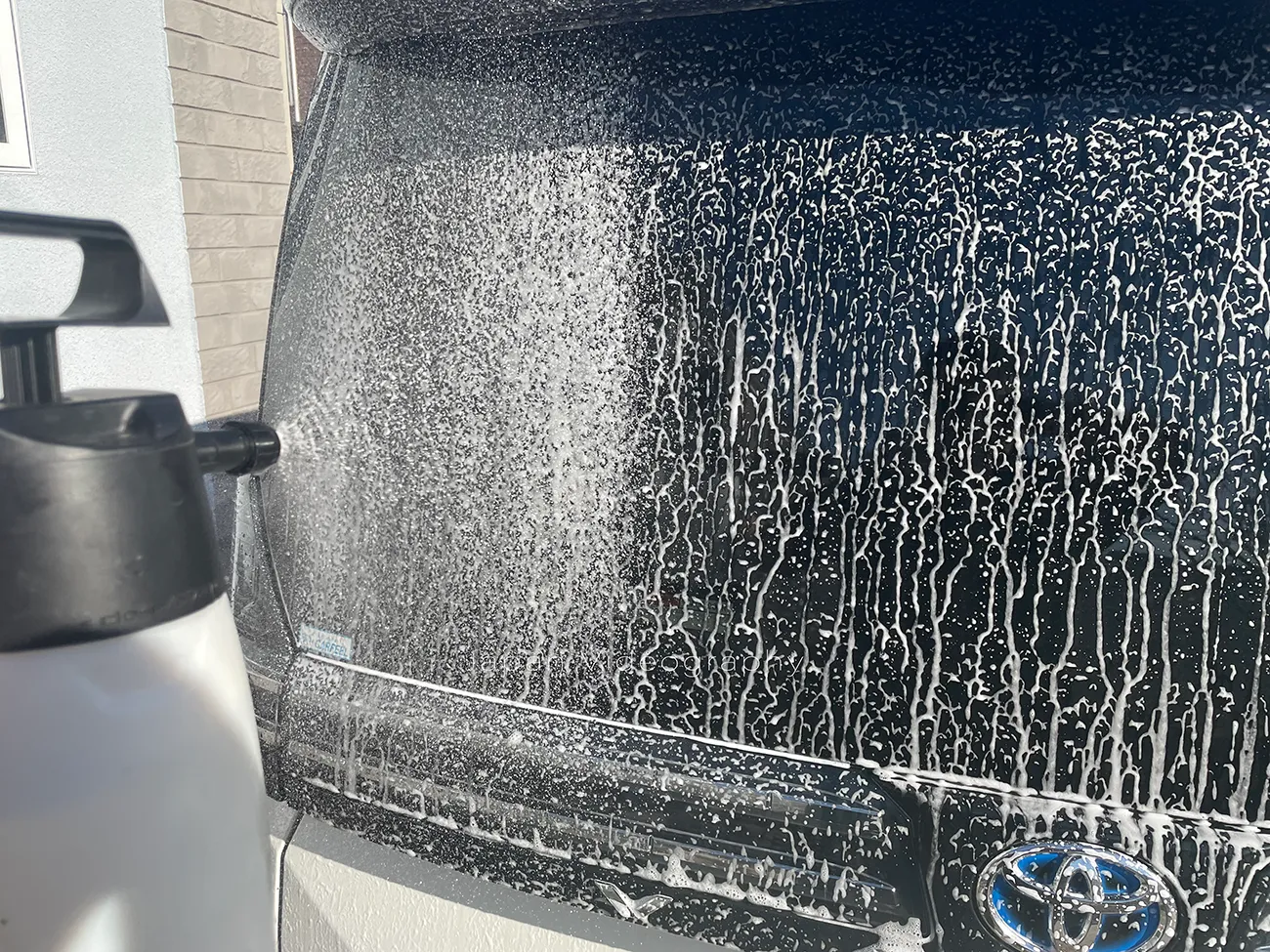 洗車用フォームガンiK FORM PRO2 吹き付け風景