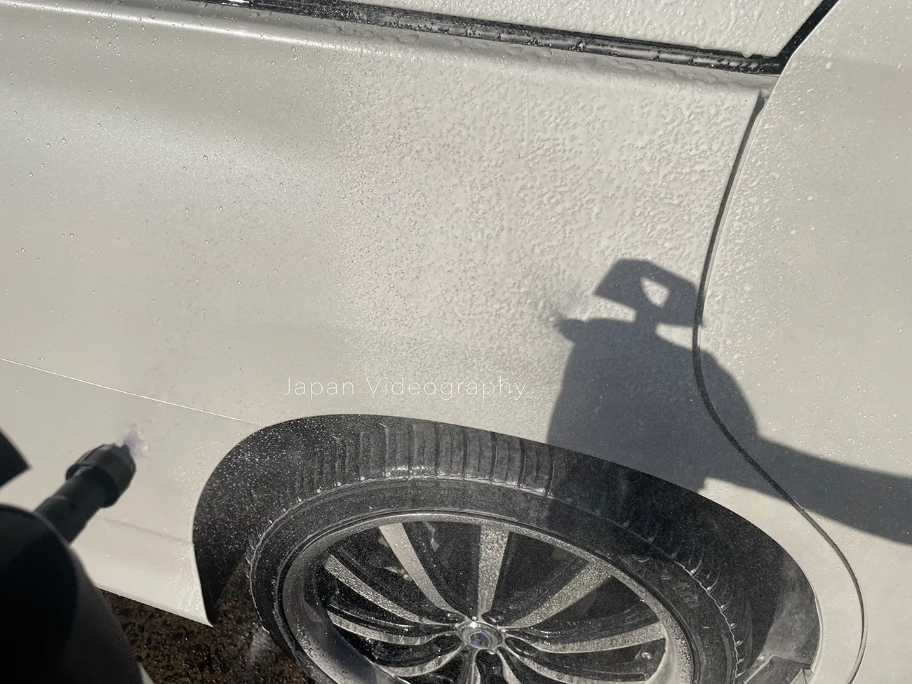 iK FORM PRO2を使用したながら洗車スノーシャンプーの吹き付け作業