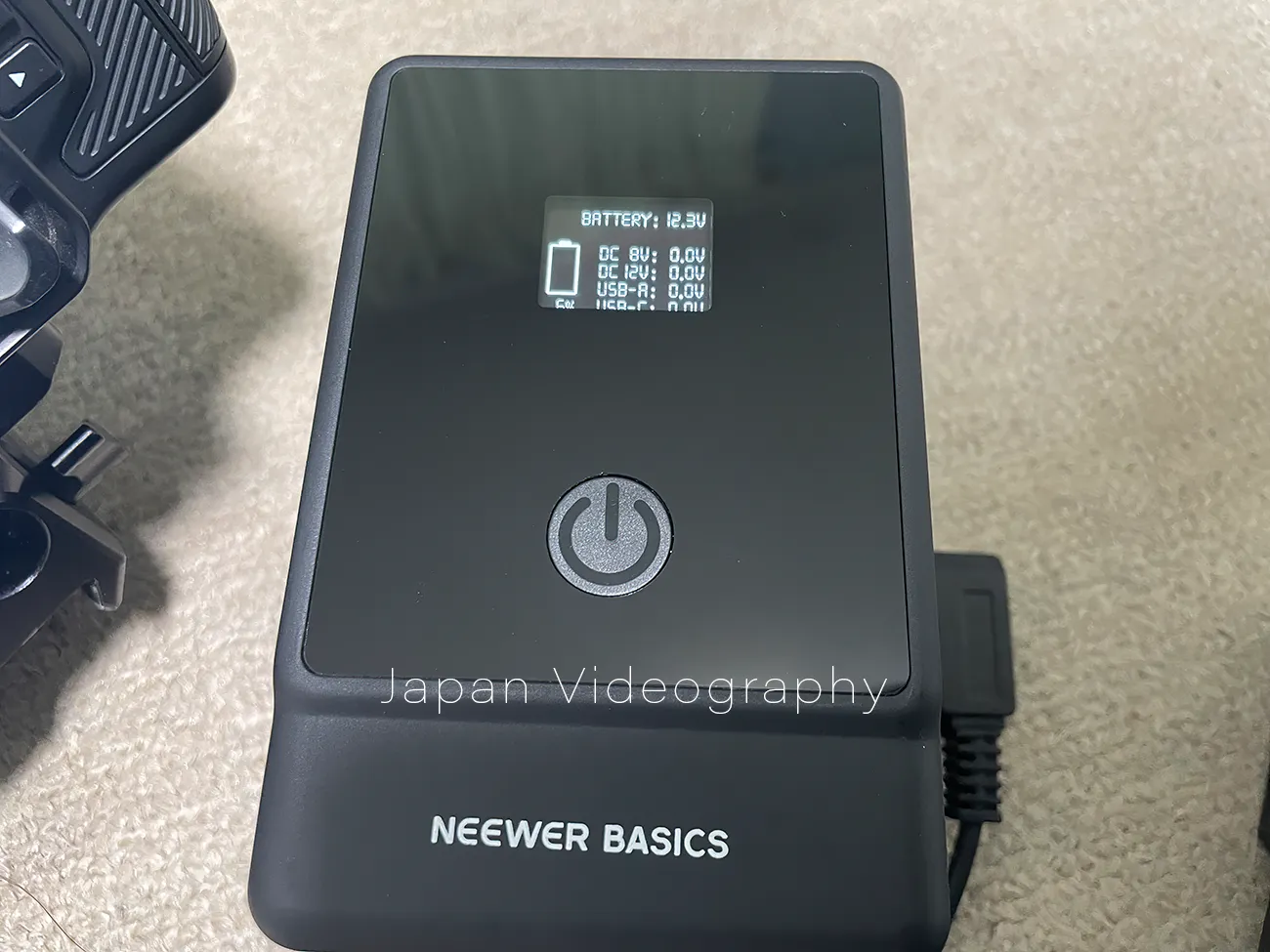 USB Type-c端子を使用したNEEWER Vマウントバッテリー PS099EBの残容量表示