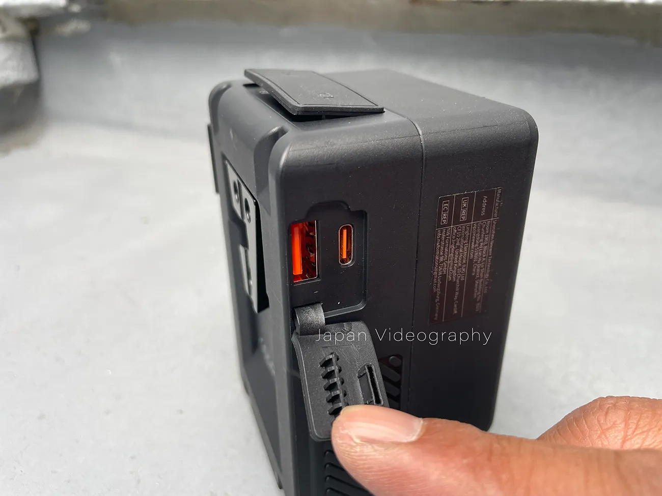 NEEWER Vマウントバッテリー PS099EB本体のUSBポート