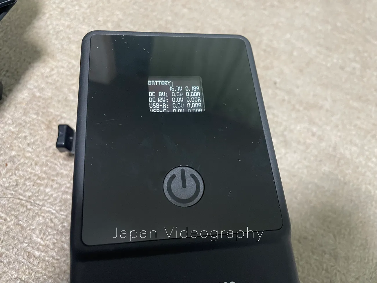 USB Type-c端子を使用したNEEWER Vマウントバッテリー PS099EBのフル充電状態