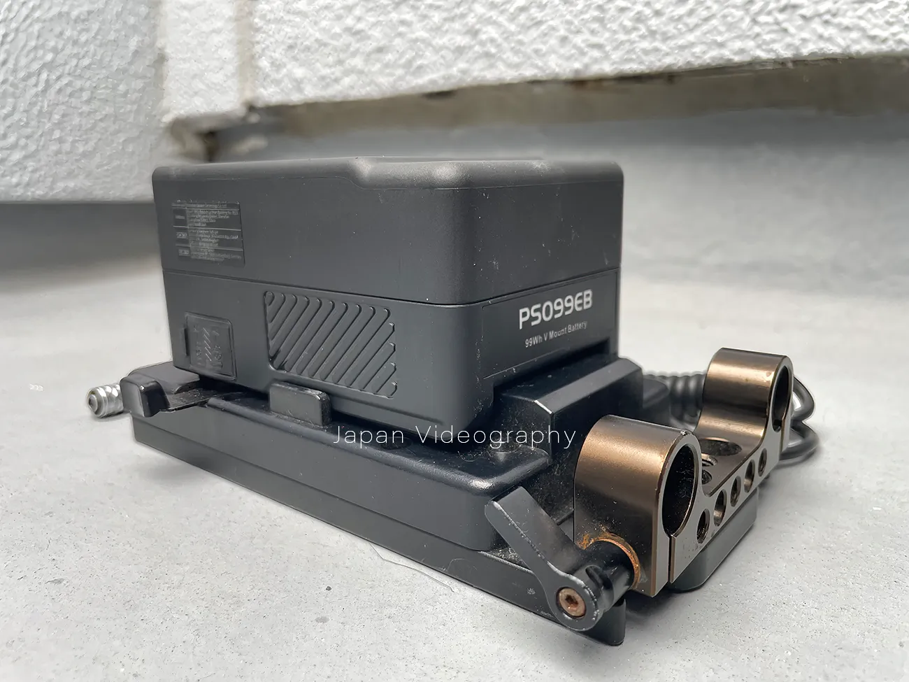 VマウントバッテリープレートとNEEWER Vマウントバッテリー PS099EB本体