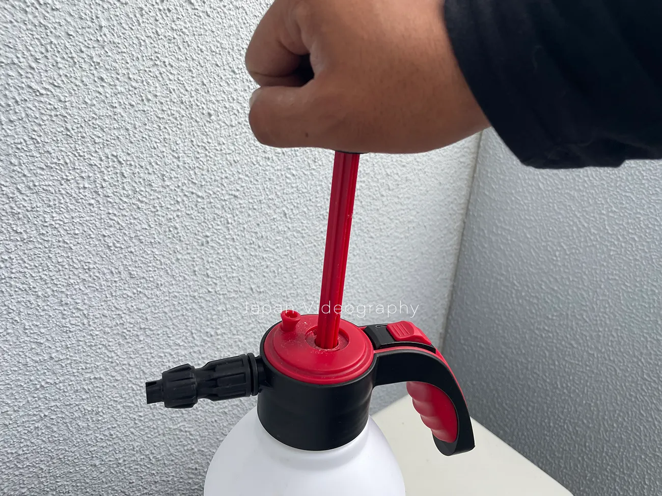 コメリCRUZARD蓄圧式フォームガンをポンピング