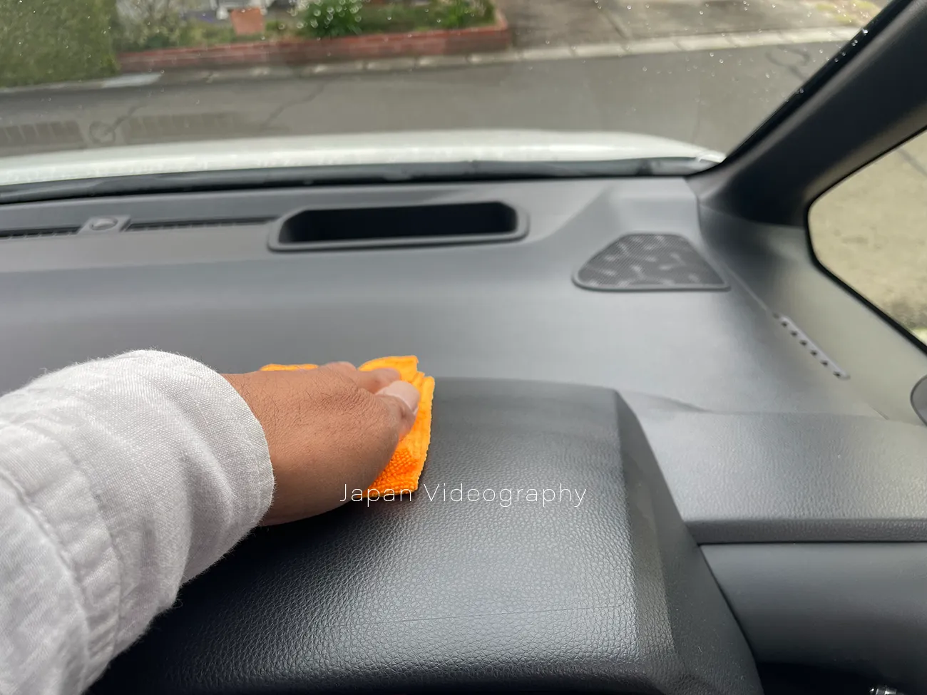 Prostuff Monster Inhanceをマイクロファイバークロスに垂らして拭き上げる