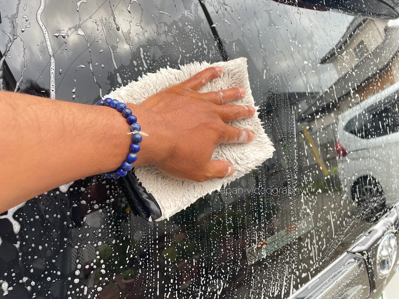 OHAJIKI カーシャンプーを洗車ミットで汚れを掻き出す