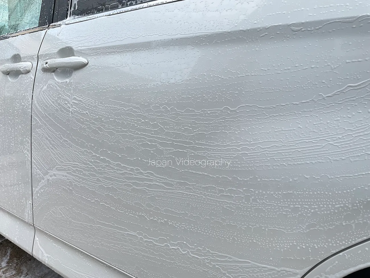 OHAJIKI カーシャンプーを洗車ミットで汚れを掻き出す