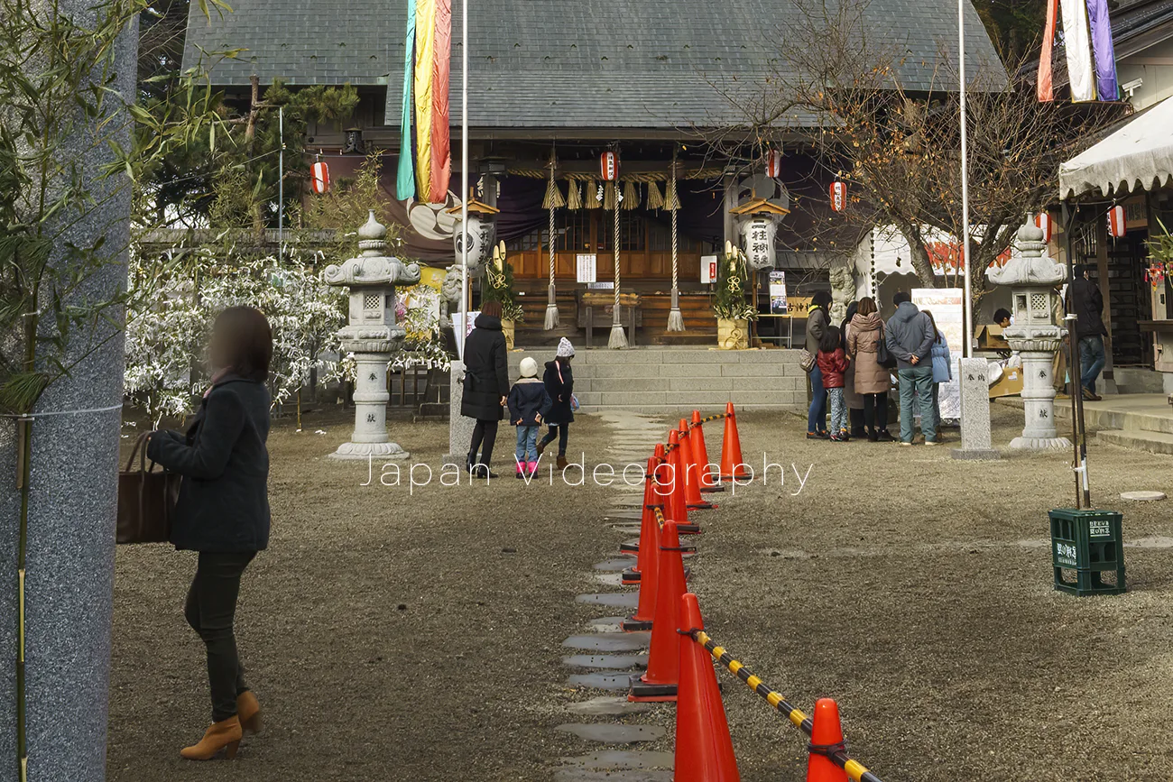 二柱神社の鳥居の先に写っていた妻と子供達